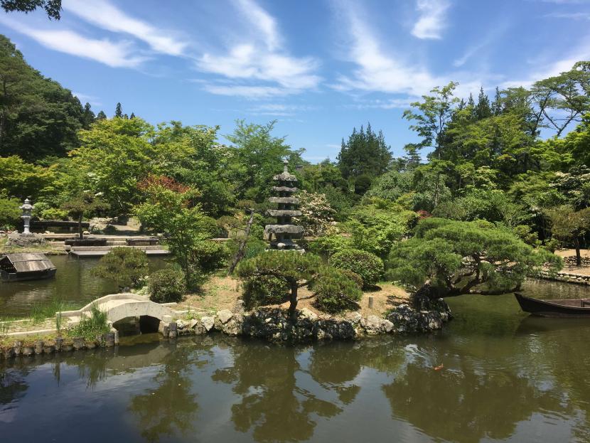 秋保石の石組みと池からなる池泉回遊式庭園（撮影：早坂智博）