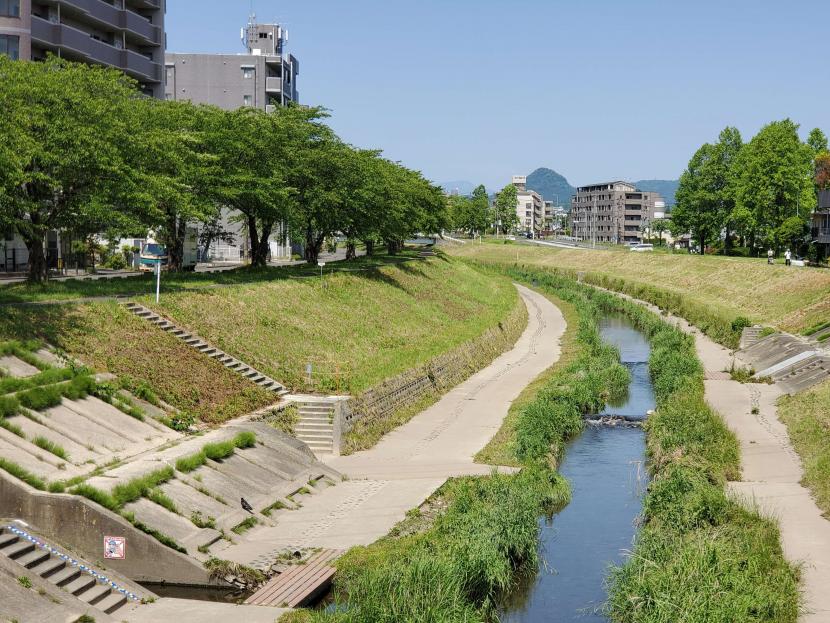 住宅地を流れる貴重な水と緑の空間