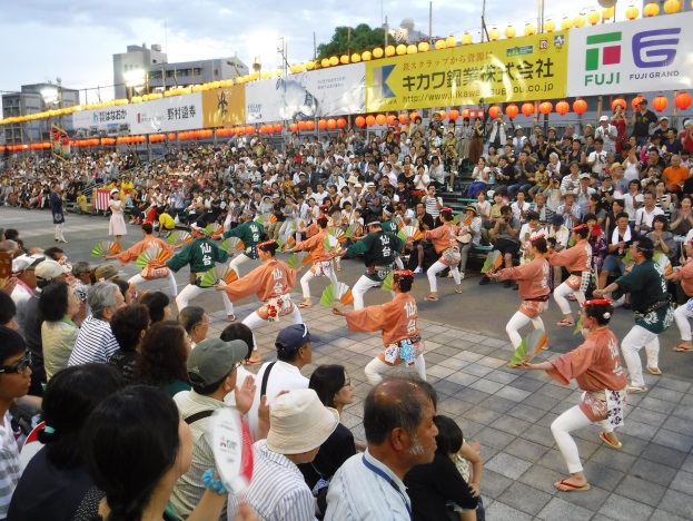 徳島市で披露されたすずめ踊りを見学する観客の様子