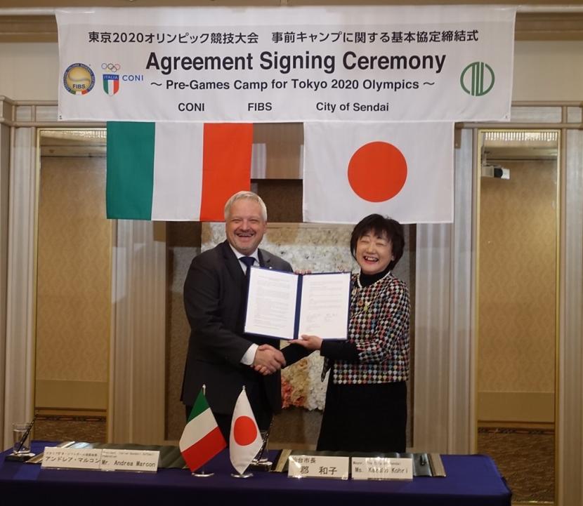 画像：仙台市長とイタリア野球・ソフトボール連盟会長による署名の様子