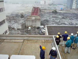 4階建ての建物屋上に避難し、津波を逃れる人々