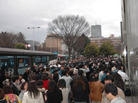 仙台市役所周辺に集まる人々
