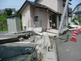 〈泉区松森陣ヶ原の宅地被害〉1