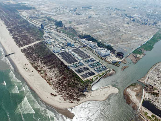 〈津波で壊滅的な被害を受けた南蒲生浄化センターは現在、簡易処理で対応〉