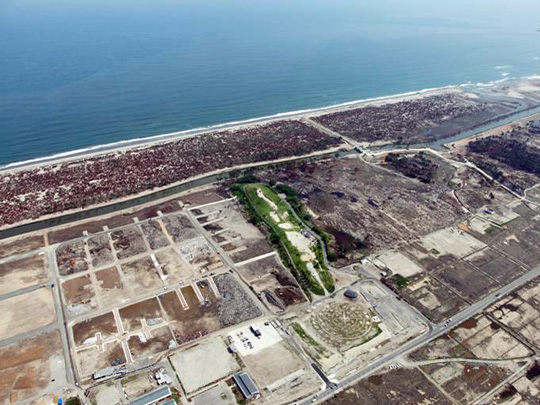 〈若林区井土地区の海岸公園の一部は、震災がれきの搬入場として利用されている〉