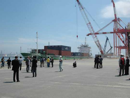 国際コンテナの取り扱いが再開した仙台港