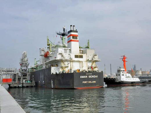 震災後初めて入港する液化天然ガス（LNG）を積んだタンカー「アマンセンダイ」