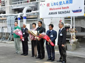 アマンセンダイの船長へ入港を祝い花束を贈呈する仙台市長
