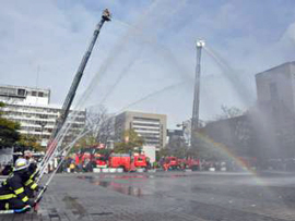 写真/〈消防車両による一斉放水〉