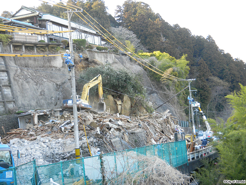 画像：崩落した擁壁等の復旧活動