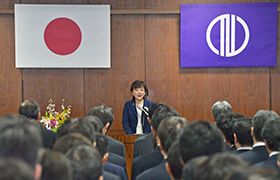 職員に訓示を行う市長