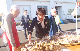 まつりの様子を見て回る市長