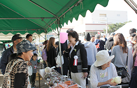 会場を回る市長