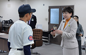 選手代表に記念品を渡す市長