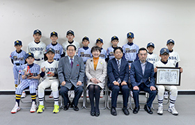 仙台東・仙台広瀬連合リーグの選手らと市長の集合写真