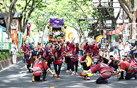 定禅寺通りですずめ踊りが踊られている様子