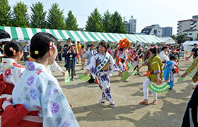 市長が盆踊りの輪に加わる様子