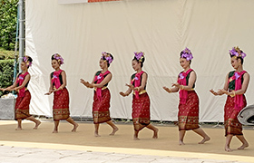 ステージでタイの踊りが披露される様子