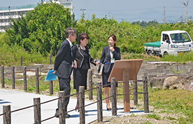 市長が震災遺構を見学している様子