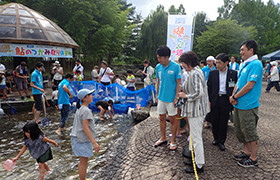 市長がアユのつかみ取りイベントを見ている様子