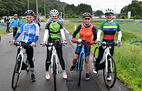 ボニー会長らと市長が自転車に乗り、並んでポーズをとっている様子