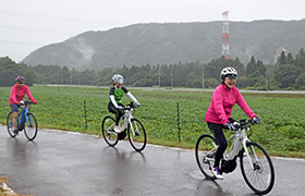 市長が自転車で走っている様子