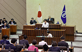 市長が提案する議案を読み上げる様子