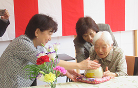 市長が今野さんに猫の置物をお渡ししている様子