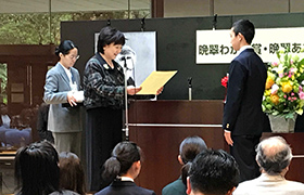 市長が晩翠あおば賞受賞者に表彰状を贈呈する様子