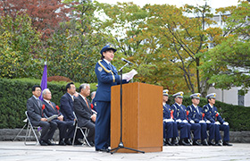 市長が訓示を述べる様子