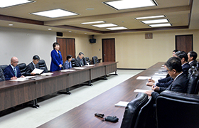 あいさつする市長