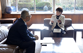 氏家会長から説明を受ける市長