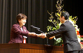 表彰状を授与する市長