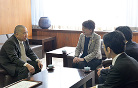 園長と市長が懇談する様子