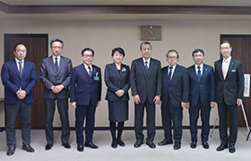 協議会の方々と市長の集合写真