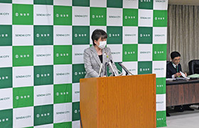 市長が会見する様子2