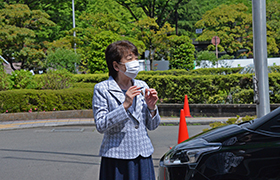 車両の説明を聞く市長の様子2