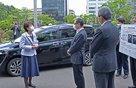 車両の説明を聞く市長の様子1