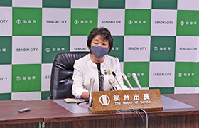 臨時記者会見における市長の様子2