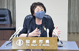 記者会見における市長の様子1