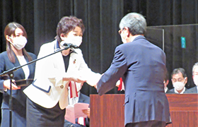 表彰する市長の様子1