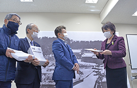 仙台城大手門復元に関する署名を受領する市長の様子2
