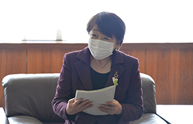 答申書を受領する市長の様子2