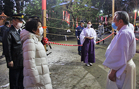 どんと祭巡視を行う市長の様子2