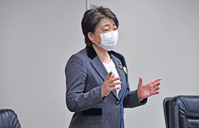 寄贈を受ける市長の様子2