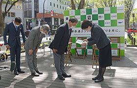 手交式の様子