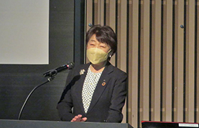 あいさつする市長