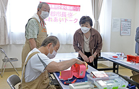 修理の様子を拝見する市長