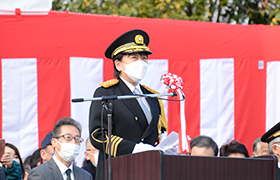 あいさつする市長