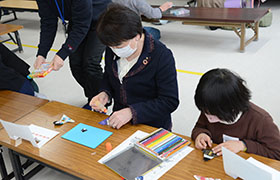 子どもたちと折り紙を折る市長